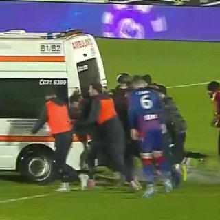 Из-за ливня скорая помощь застряла на поле во время матча во второй лиге Румынии
