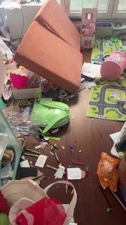 Мама-блогерша показала масштабный беспорядок в детской комнате