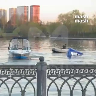 На Москве-реке перевернулся катер: капитан был пьян, пассажиры спаслись на жилетах