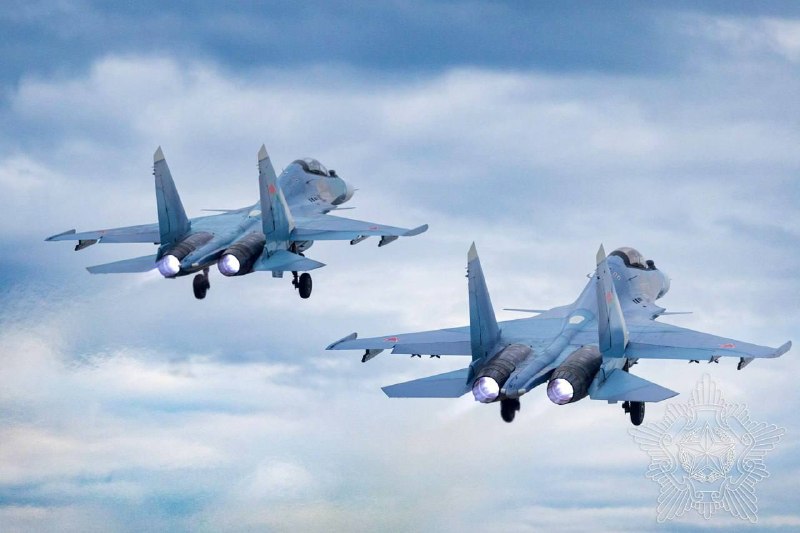 Летчики Беларуси демонстрируют пилотаж на Су-30СМ2