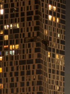 В Москве в результате атаки БПЛА повреждена многоэтажка на улице Мосфильмовской