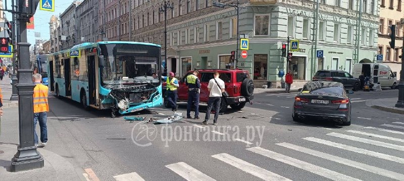 Автобус 185 попал в ДТП на перекрестке Бармалеевой улицы и Большого проспекта ПС