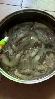 Шеф-повар из Японии показал лайфхак с креветками, который шокировал пользователей соцсетей