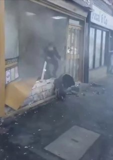 В Британии грабители напали на ювелирный магазин, ничего не украв
