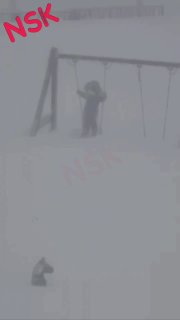 Дети в Ноябрьске игнорируют метель на детской площадке
