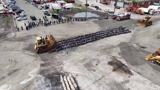 В США полиция Нью-Йорка уничтожила бульдозерами конфискованные мопеды