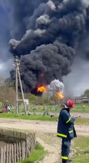 Опубликованы новые кадры горящей нефтебазы в Звягеле после удара БПЛА