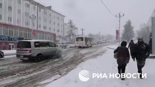 Магадан засыпало майским снегом, в городе фиксируются ДТП