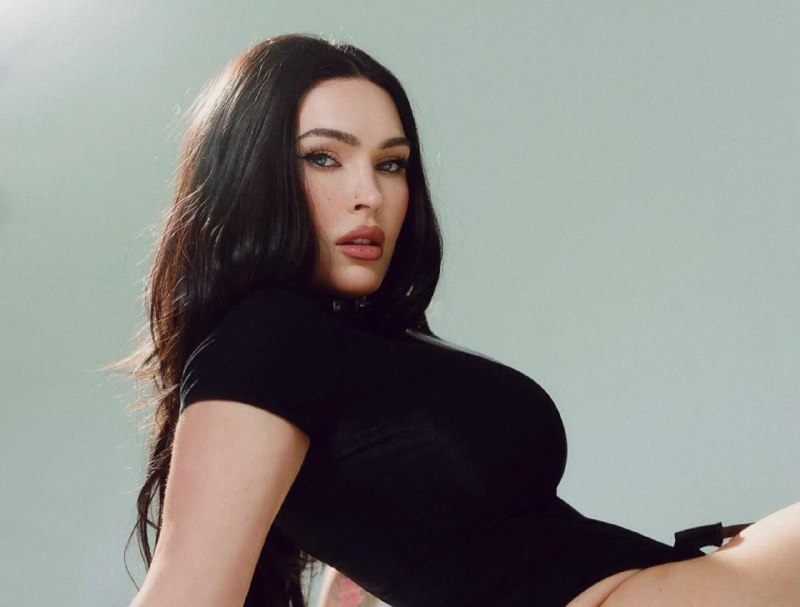Меган Фокс отметила 40-летие новой фотосессией