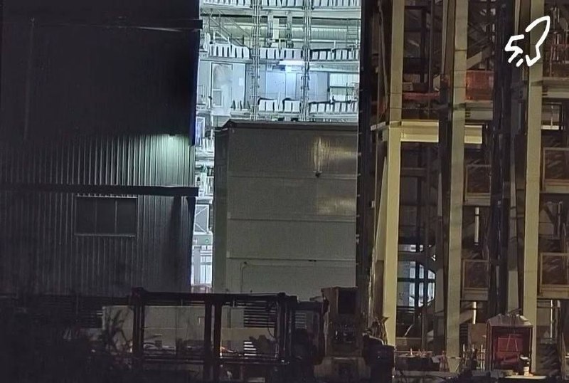 Подготовка спутников к загрузке в Ship 39 в MegaBay 2