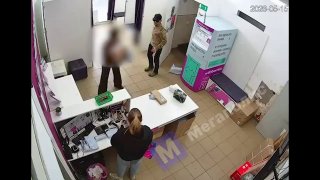 В Петербурге мужчина напал на сотрудницу ПВЗ и повредил оборудование