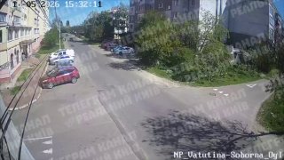 Под Киевом автомобиль сбил подростков на самокате