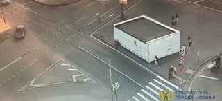 В Москве автомобиль сбил двух школьников на электросамокате