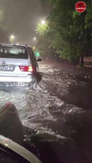 Во Владикавказе из-за затяжных дождей затопило улицы и нарушено движение транспорта