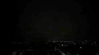 В небе над Москвой сверкают молнии