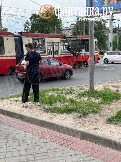 На Светлановской площади в Петербурге во время движения трамвая сорвало токоприёмники