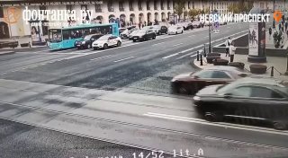 Виновника массовой аварии на перекрестке Невского и Садовой суд лишил водительских прав