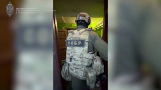 Спецназ ФСБ пришел к петербуржцу по следам донатов американской НКО