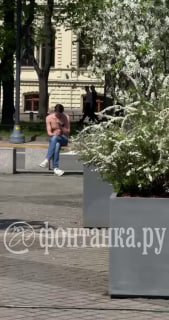 Жара заставила петербуржцев раздеваться. Столбики термометров уже показывают 28,3°.
