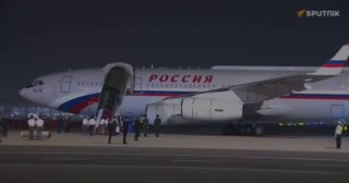В Пекине у трапа президента России готовится встретить почётный караул.