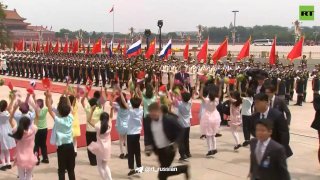 Дети с флагами России и Китая приветствовали Путина и Си