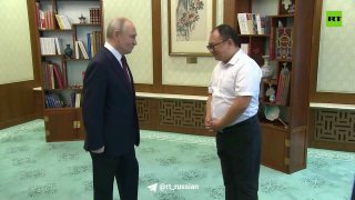 Владимир Путин и Пэн Пай тепло обнялись на прощание после встречи в Пекине