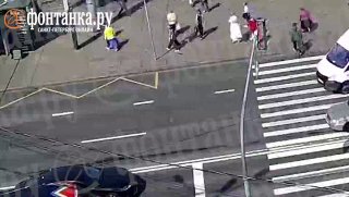 В Санкт-Петербурге машина вылетела на пешеходную зону и сбила людей на остановке