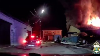 Полицейские спасли людей из горящего дома в Ханты-Мансийске