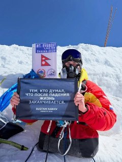 Россиянин Рустам Набиев впервые в истории взошел на Эверест на одних руках