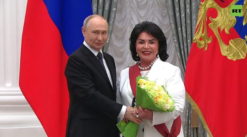 Владимир Путин наградил орденом Надежду Бабкину и Юрия Антонова