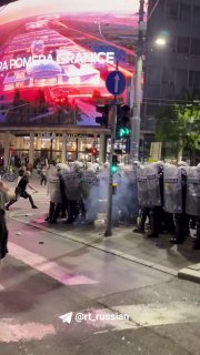 В Белграде столкнулись протестующие и полиция