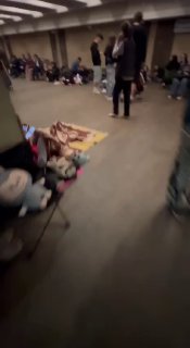 Жители Киева укрывались в метро из-за ночных взрывов после удара по Старобельску
