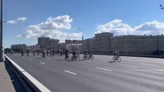 Тысячи велосипедистов едут по Садовому кольцу