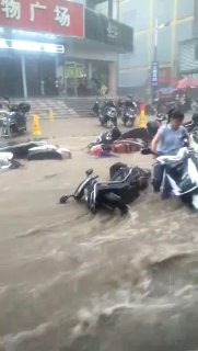 Ливни в Китае уносят жизни местных