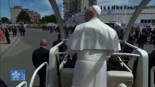 Папа Римский повторил мемное движение во время поездки по городу