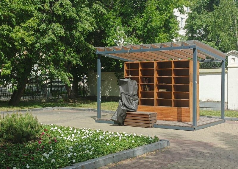 В центре Екатеринбурга на лавочке обнаружили тело мужчины в пакете