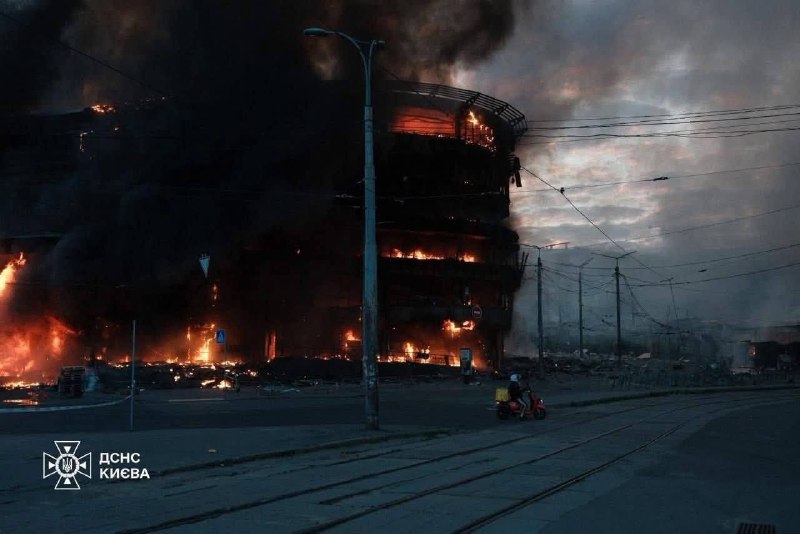 Опубликованы фото горящего ТЦ «Квадрат» в Киеве после обстрела