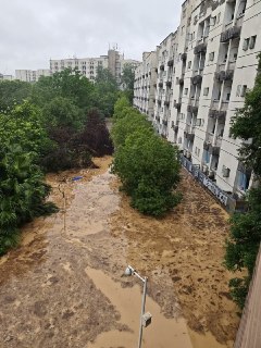 В китайском округе Янцзян из-за дождей вышла из берегов река, затопив жилые районы