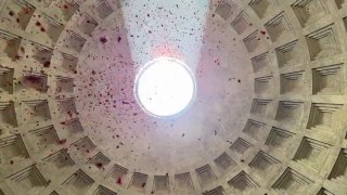 В римском Пантеоне прошла многовековая церемония осыпания лепестками роз