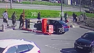Подросток на «Жигулях» снесла шлагбаум у ТЦ в Мурино
