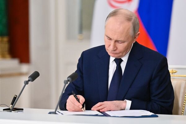 Путин подписал закон о праве применять войска для защиты граждан РФ за рубежом