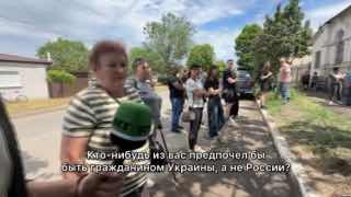 Рик Санчес провел опрос жителей Старобельска о выборе между Россией и Украиной