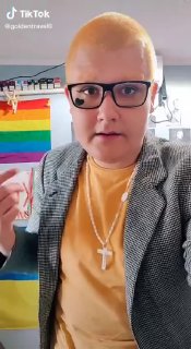 В сети обсуждают видео с мужчиной, заявляющим о предпочтении носить юбку на фоне символики Бандеры и ЛГБТ