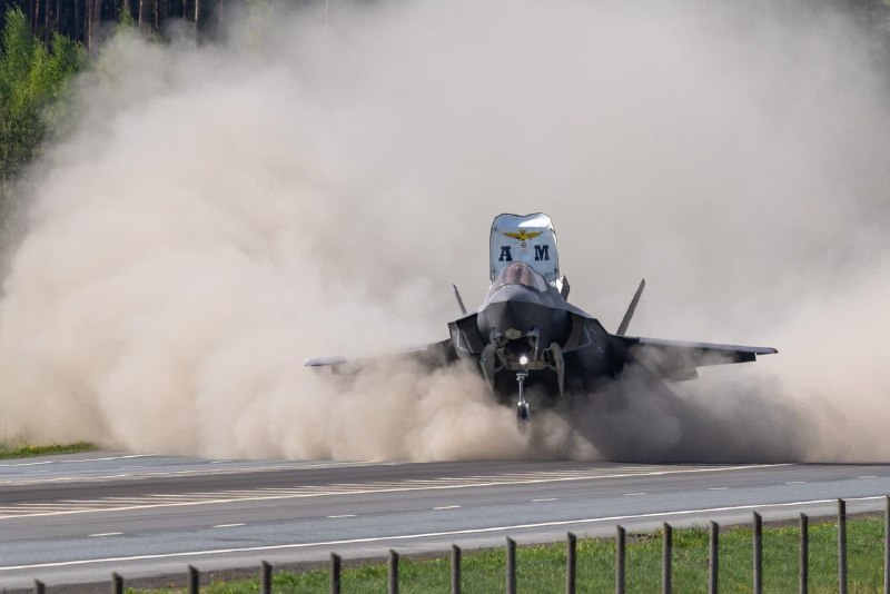 Итальянские истребители F-35B впервые отработали взлёты и посадки на автомагистрали в Финляндии