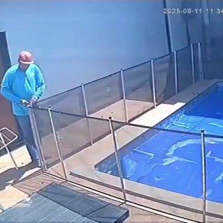 Рабочий случайно спас тонущую собаку во время ремонта бассейна