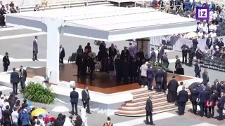 Папа Римский прервал аудиенцию ради помощи упавшему паломнику