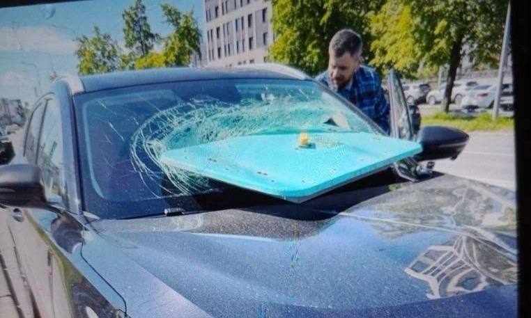У автобуса на ходу оторвало люк, едва не убив водителя встречного автомобиля