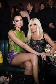 ДУА ЛИПА В VERSACE: самая модная свадьба года