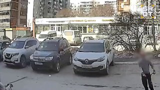В Новосибирске зумер ударил 90-летнюю бабушку самокатом