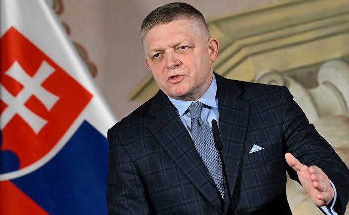 Фицо заявил о наличии прямого контакта с Путиным и Зеленским